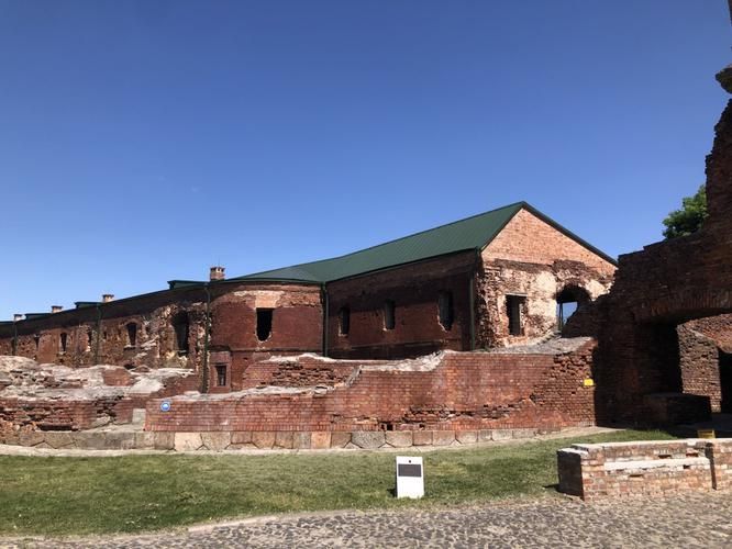 Брест в темноте — не город, а молитва, написанная светом