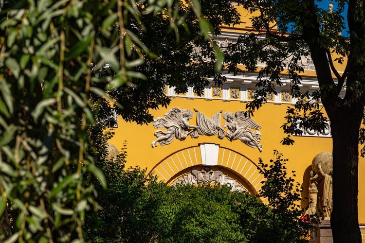 Водная симфония: фонтаны, дворцы и белые ночи в одном кадре